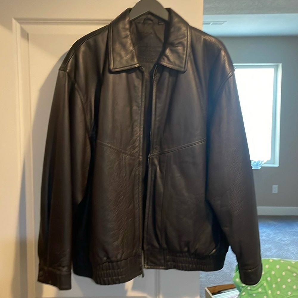 Men’s XL Roundtree & Yorks brown leather Bomber Jacket.